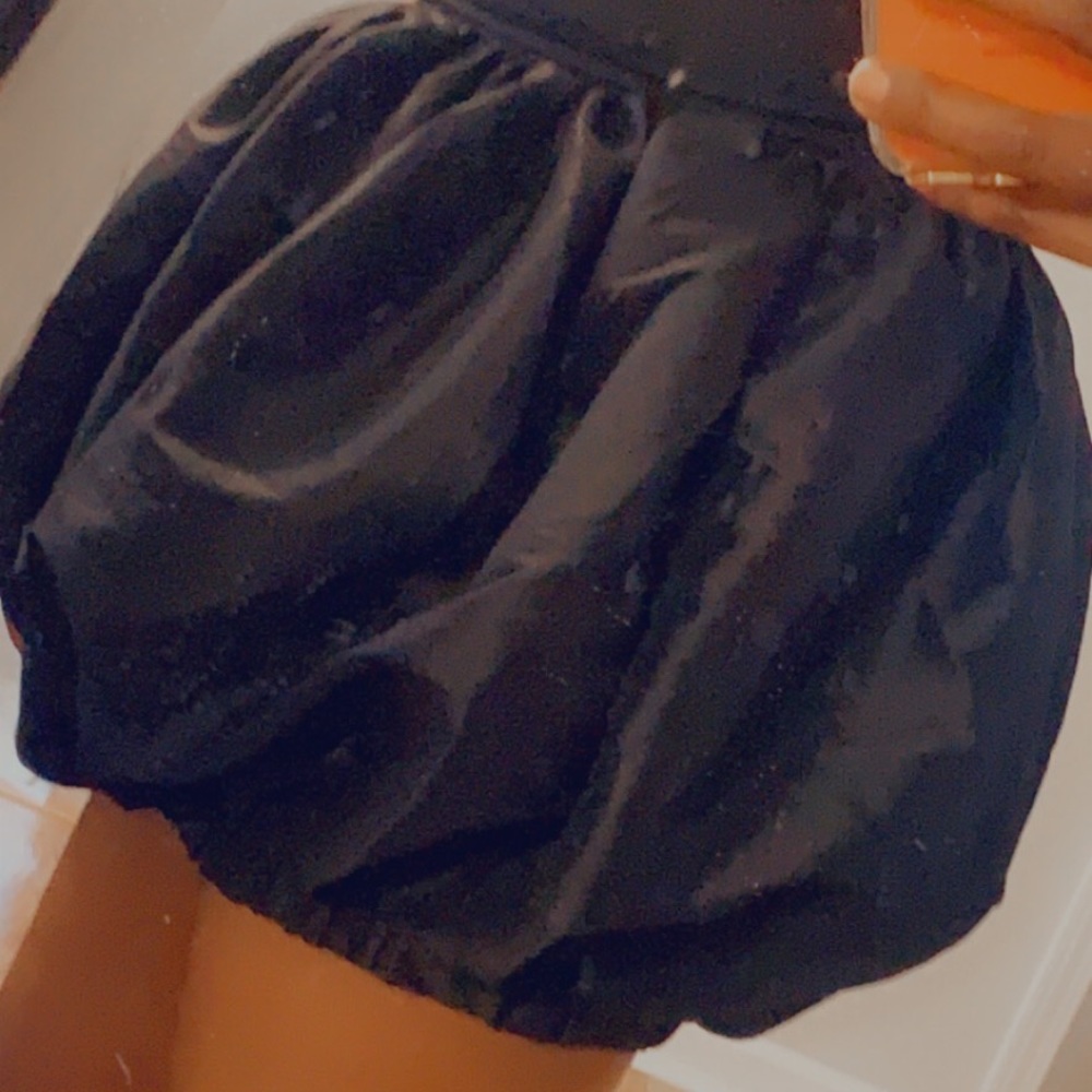 Bubble ballon skirt available in black size small medium & Large - Picture 3 of 3